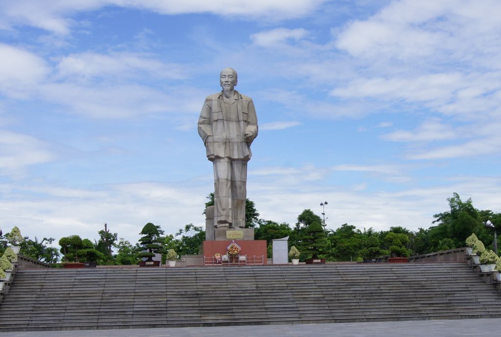 Quảng trường và tượng đài chủ tịch Hồ Chí Minh